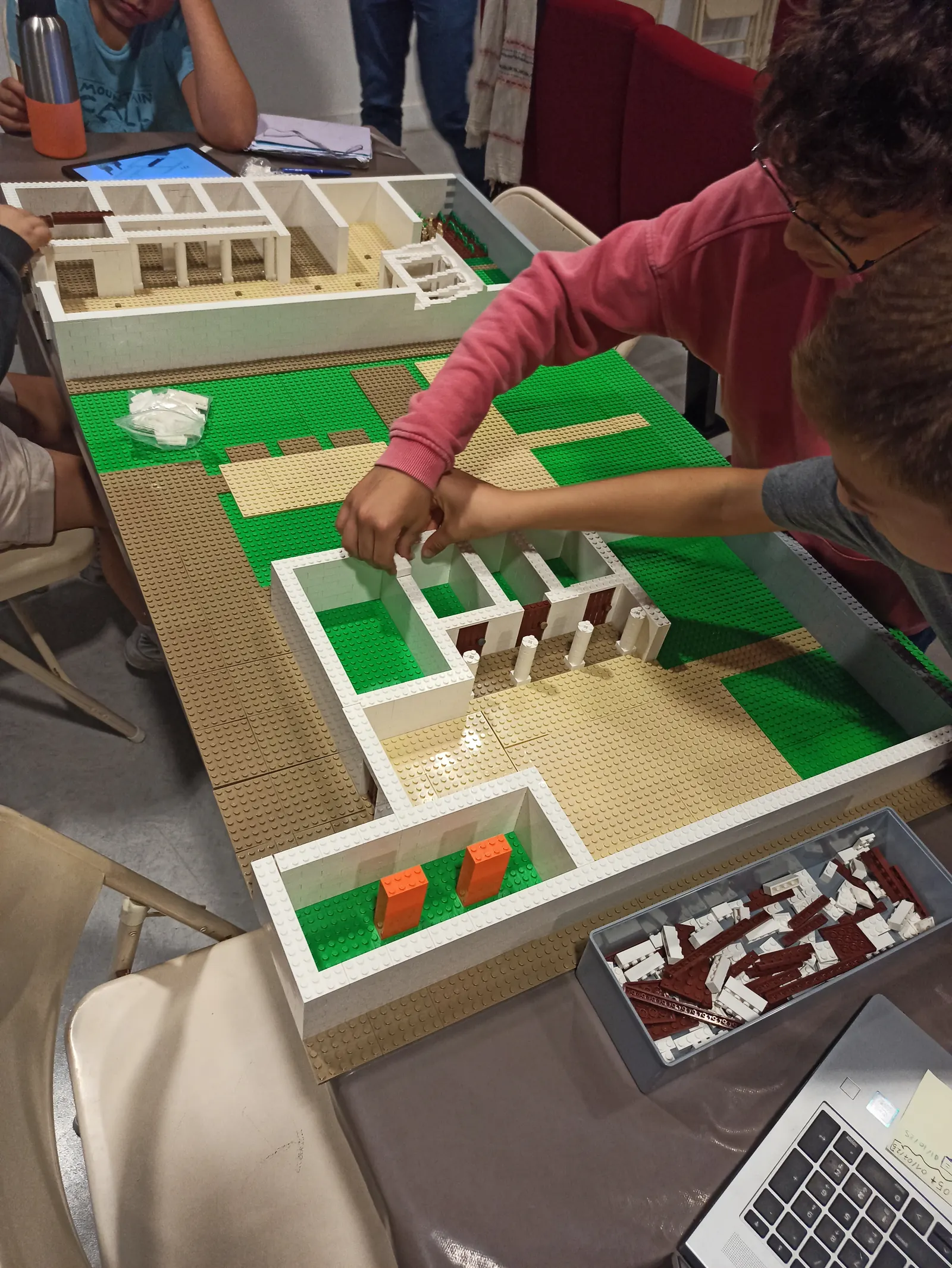 Pose des pièces sur une maquette en cours de construction