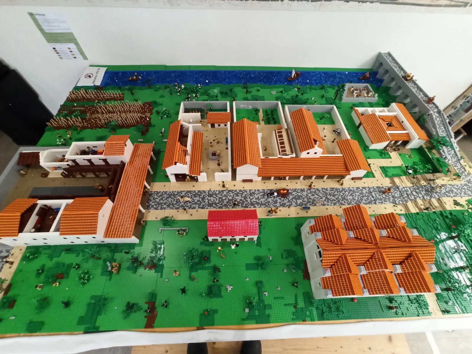 Vue d'ensemble de la maquette en briques du relais routier romain d'Ambrussum