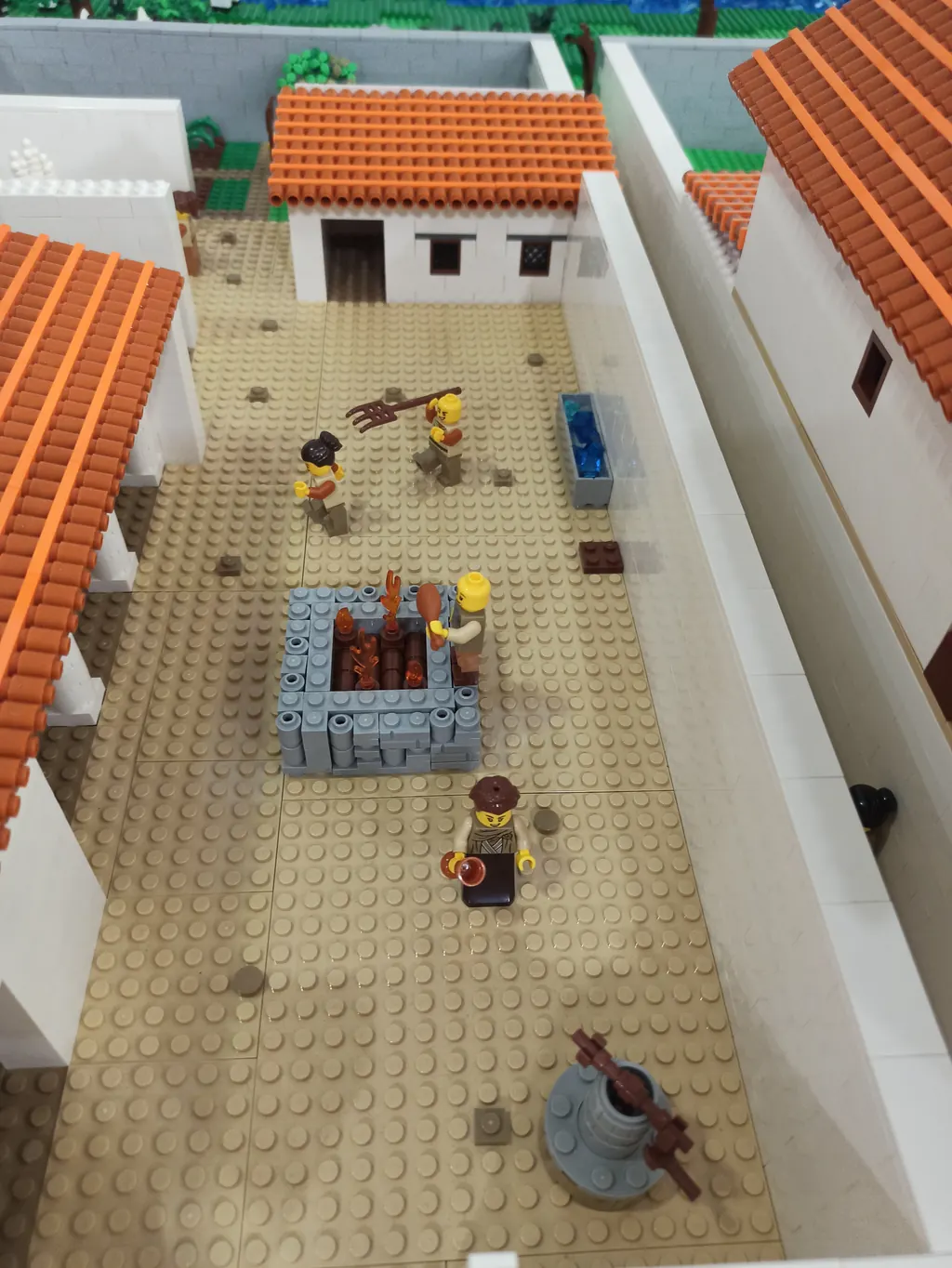 Détail de la cour intérieure du relais routier avec son foyer et ses personnages