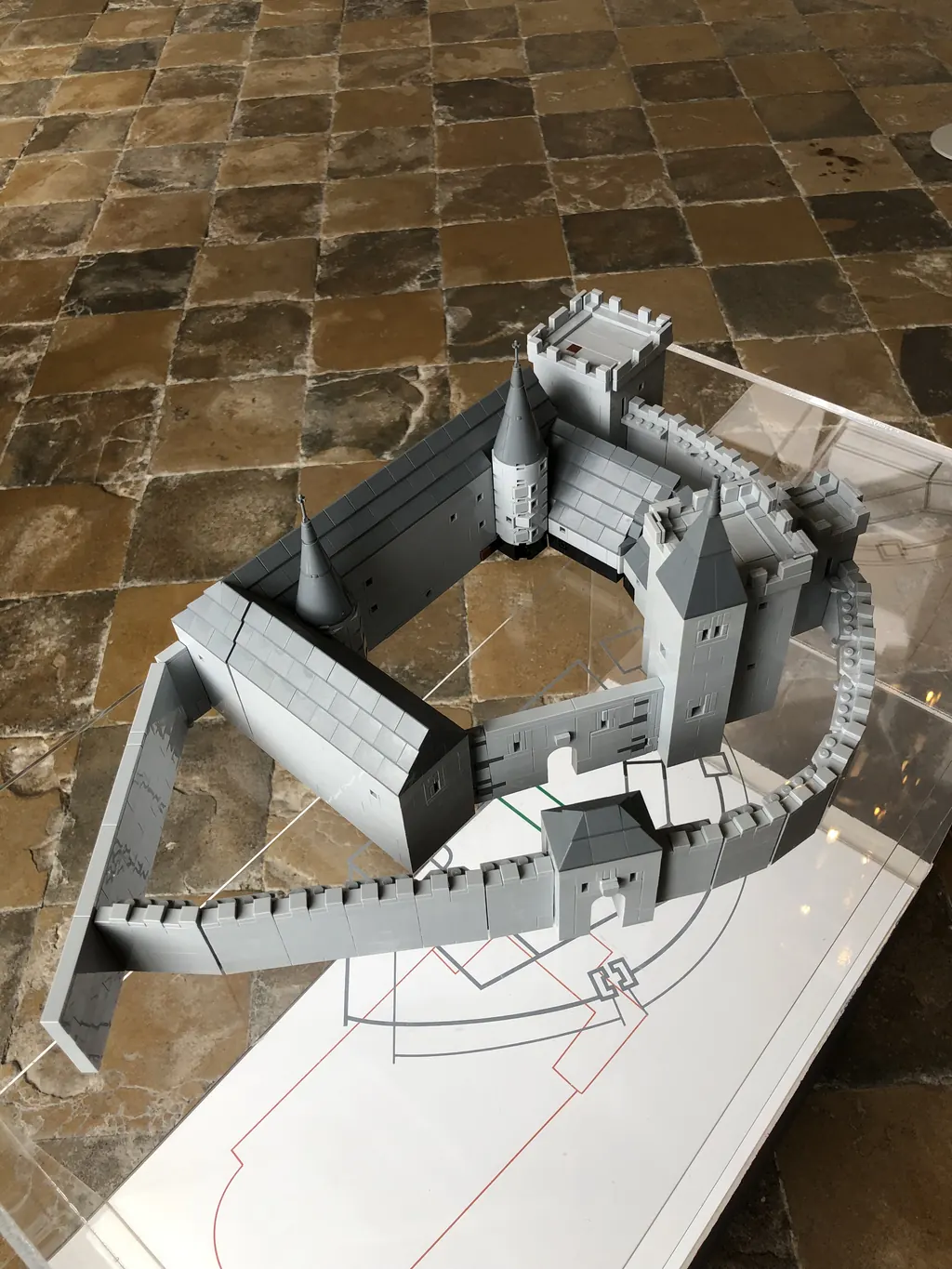 Vue plongeante de la maquette médiévale posée sur son plan