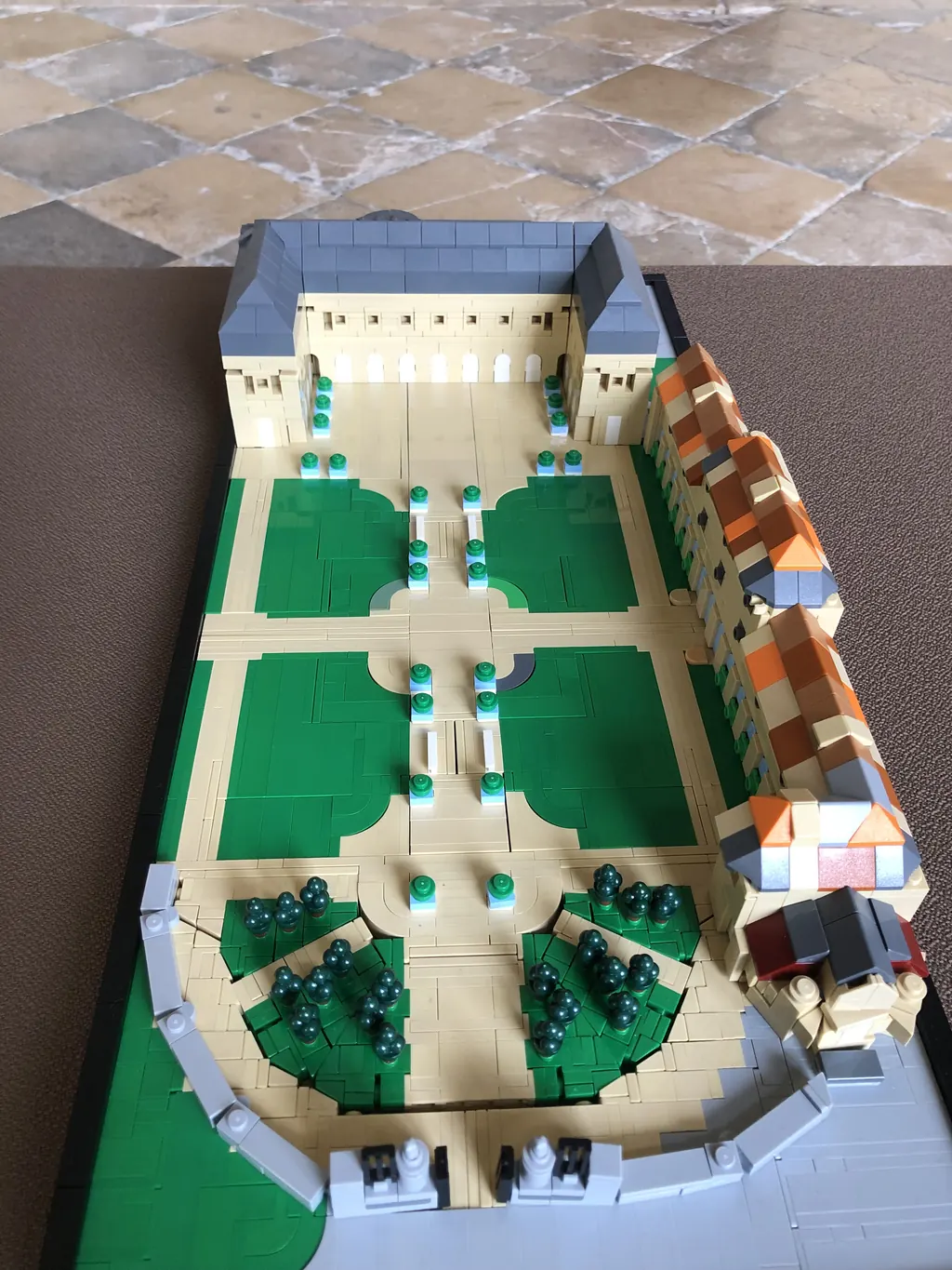 Cour d'honneur et jardins du château renaissance en briques
