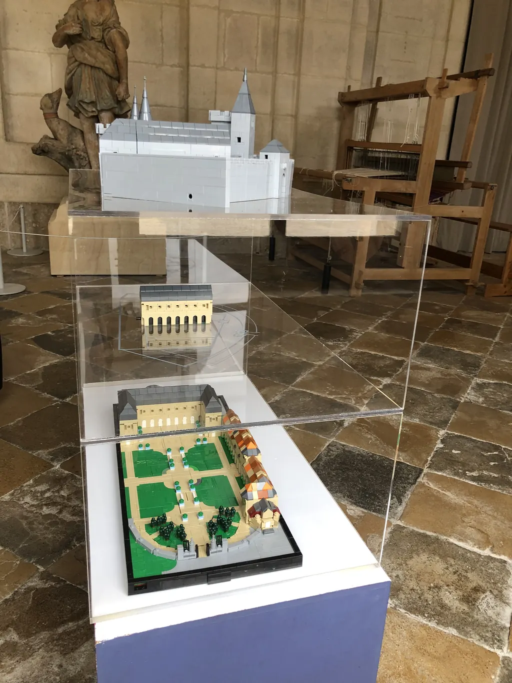 Les deux maquettes de Champlitte présentées côte à côte en vitrine