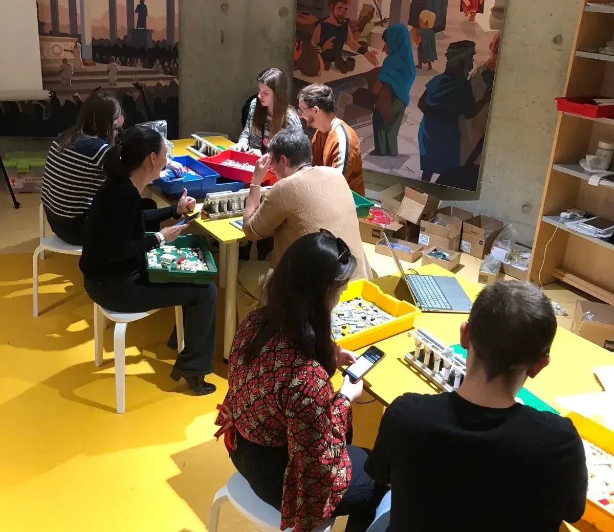 Plans de pose imprimés posés sur une table de montage