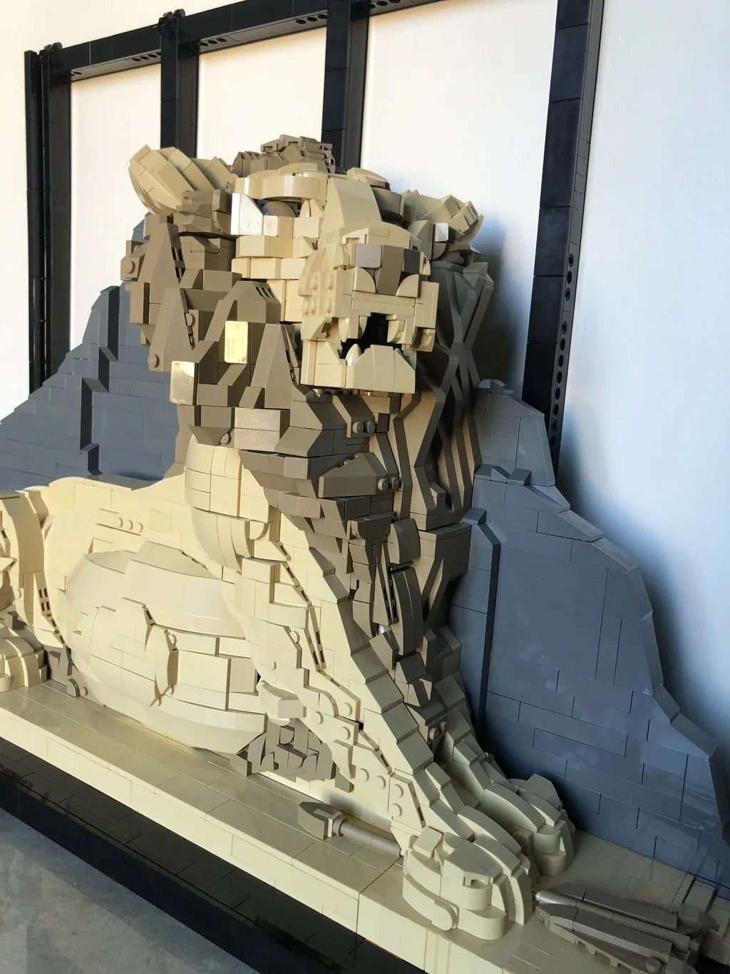 Le Lion de Belfort en briques vu de trois quarts