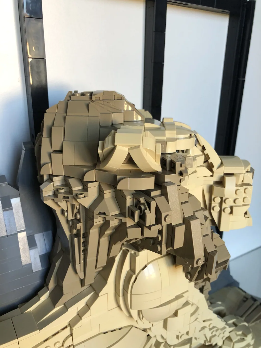 Vue rapprochée de la gueule du Lion de Belfort en briques