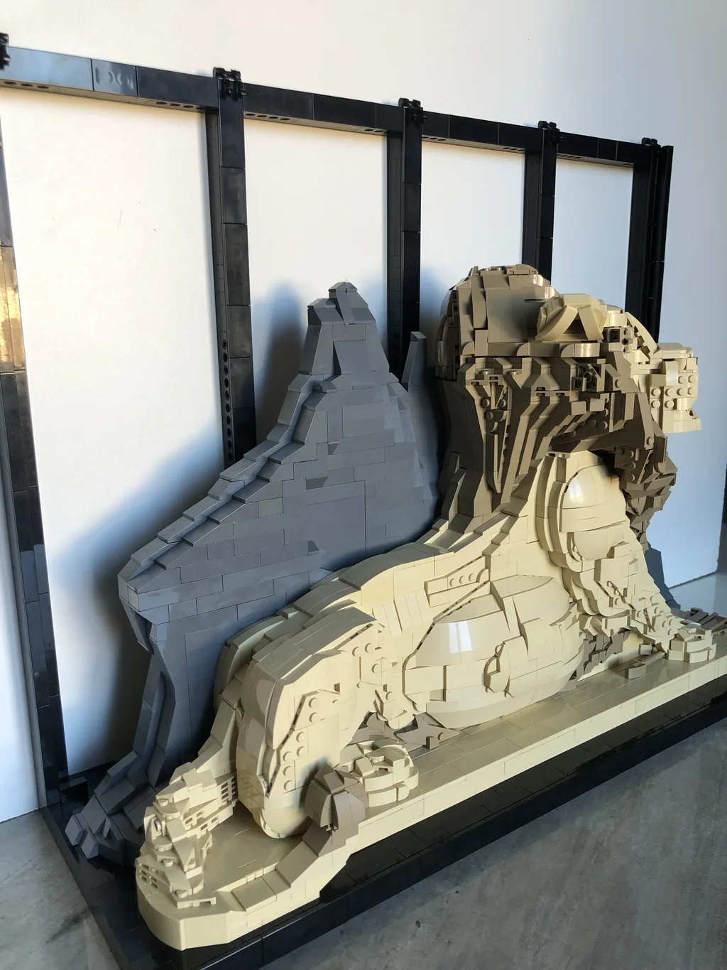 Vue d'ensemble du Lion de Belfort en briques dans son cadre