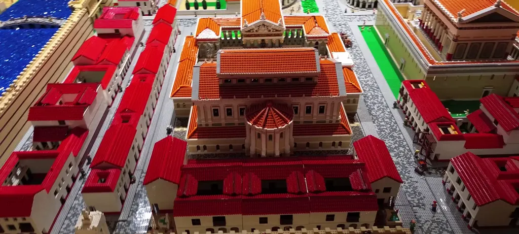 Vue rapprochée du forum de la maquette gallo-romaine