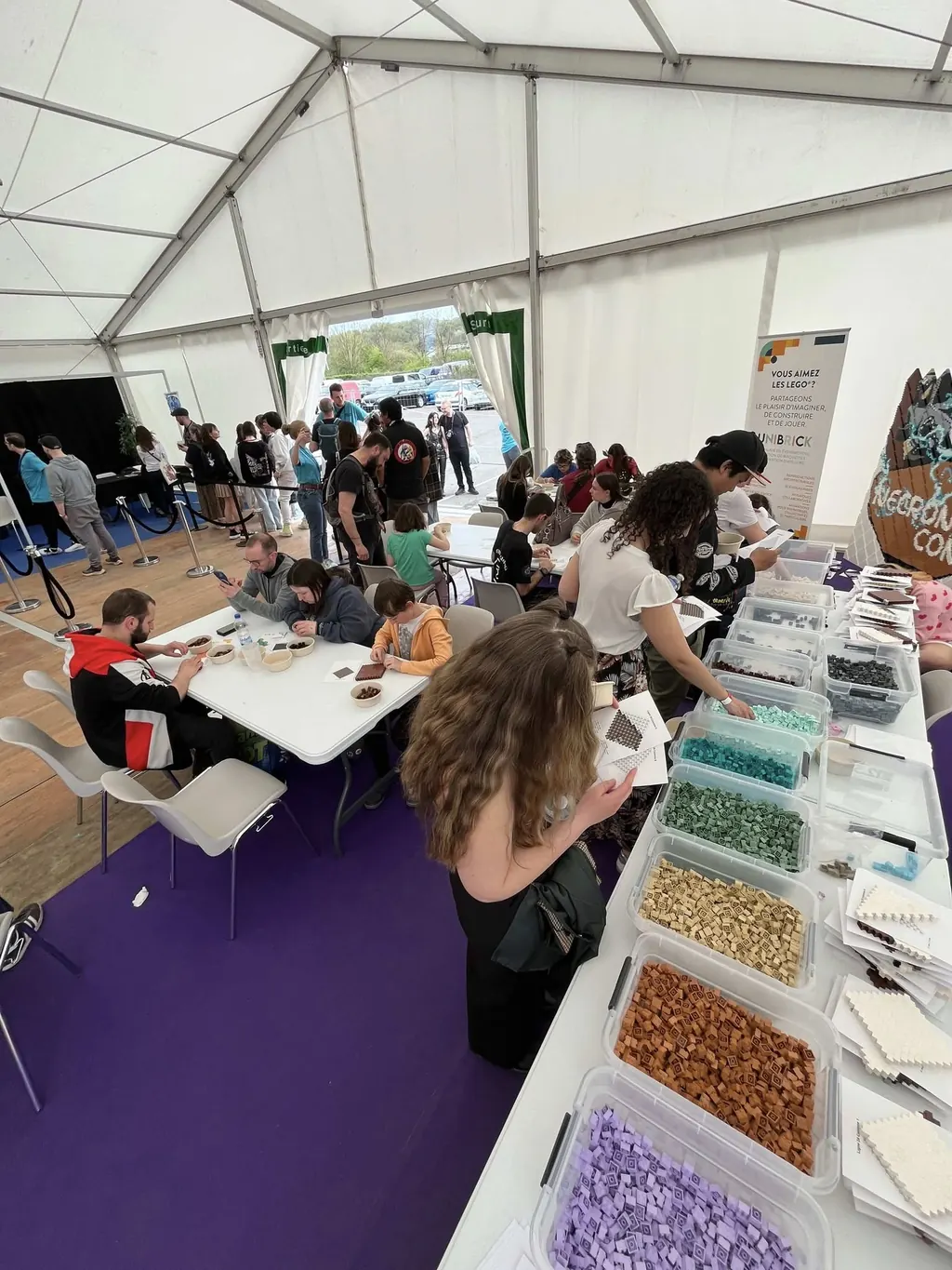 Ateliers de construction en briques sous chapiteau pendant le salon Nécronomi'con
