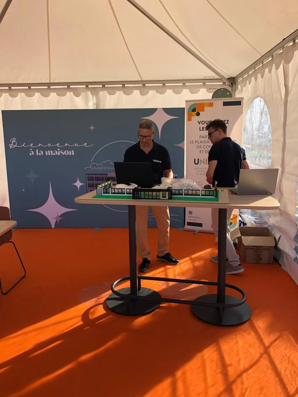 Le stand de construction installé sous chapiteau pendant l'inauguration