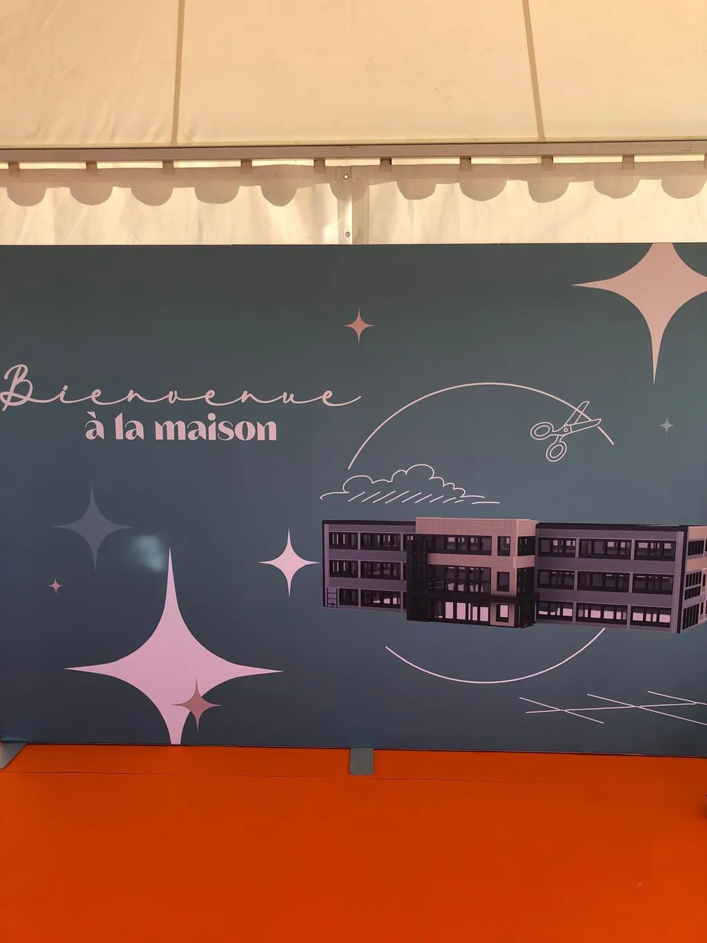 Le décor de l'inauguration avec la façade des bureaux dessinée