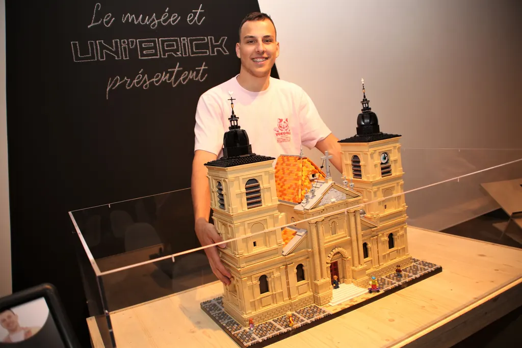The finished model presented in its case at the museum