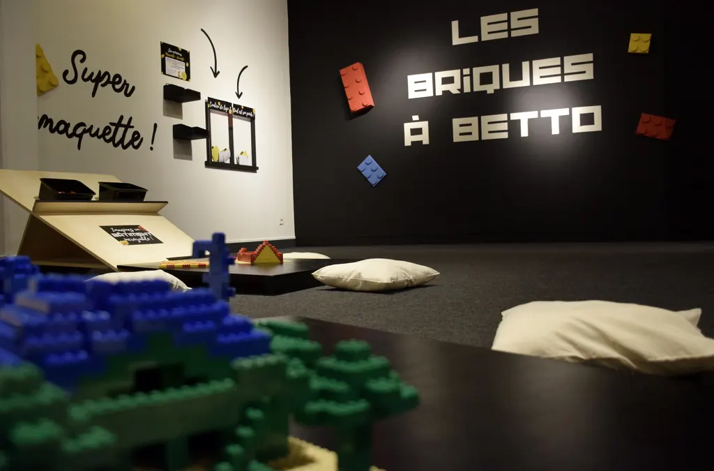 Exhibition room with seating and brick architectural elements