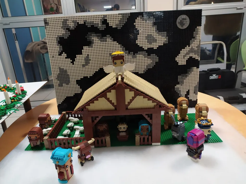 La crèche de Noël en briques montée sur une table, avec ses personnages